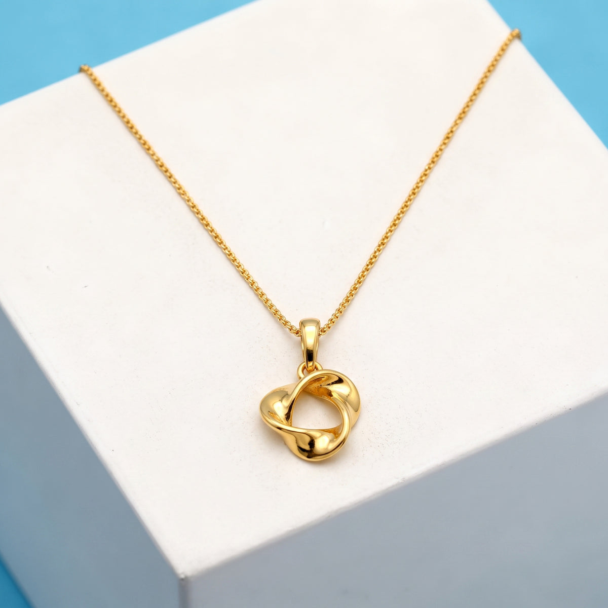 Modern Interlocking Circle Pendant Necklace for Women | Forming Gold
