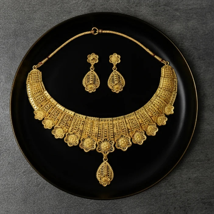 Handcrafted_Forming_Gold_Choker_Set_BlackPlate_2