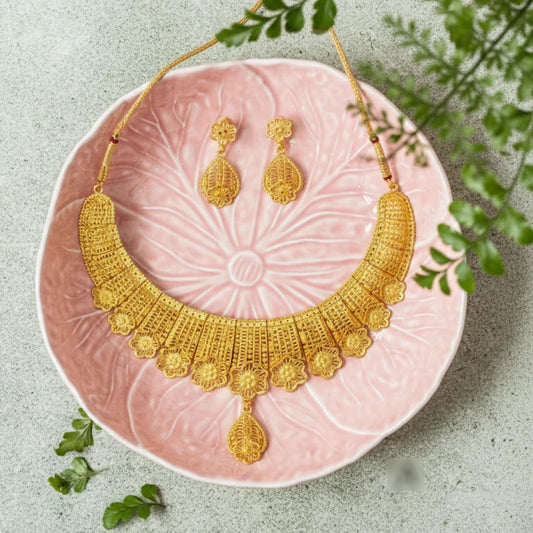 Handcrafted_Forming_Gold_Choker_Set_PinkPlate_1
