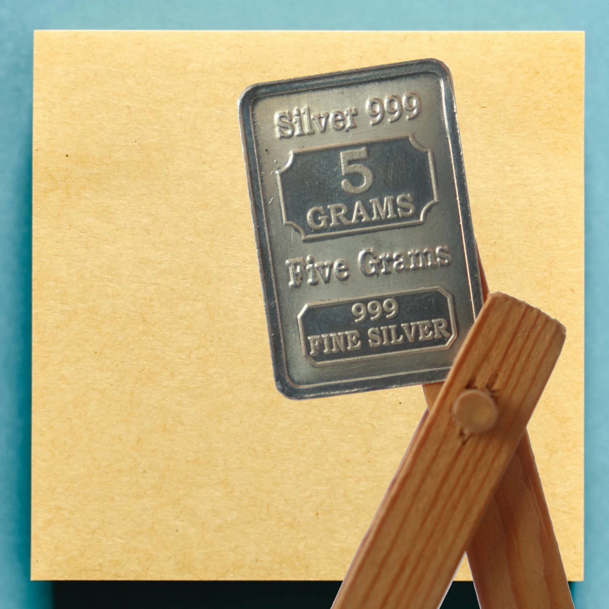 Silver_999_5GRAM_Coin_Frontside_On_Stand