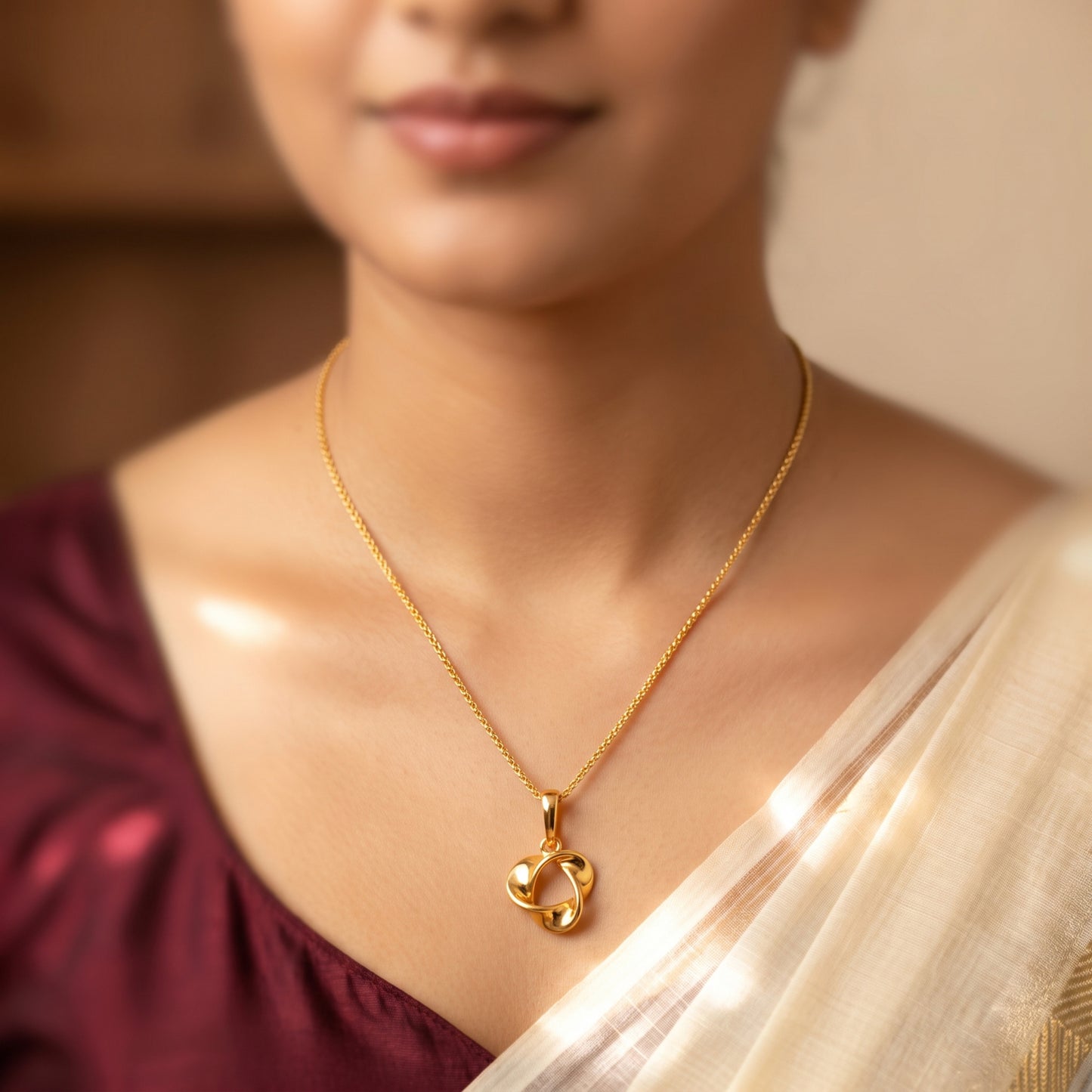 Modern Interlocking Circle Pendant Necklace for Women | Forming Gold