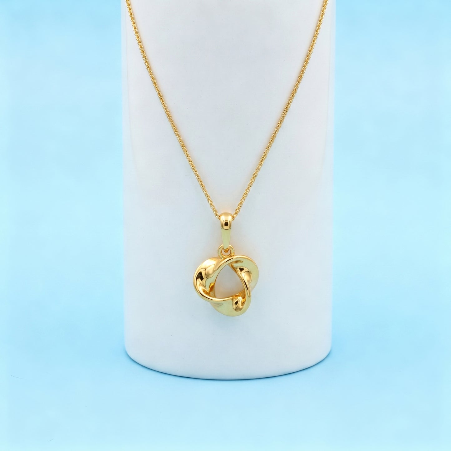 Modern Interlocking Circle Pendant Necklace for Women | Forming Gold